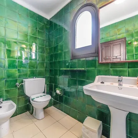 Дом отдыха 5 Bedroom Beautiful In Тосса-де-Мар